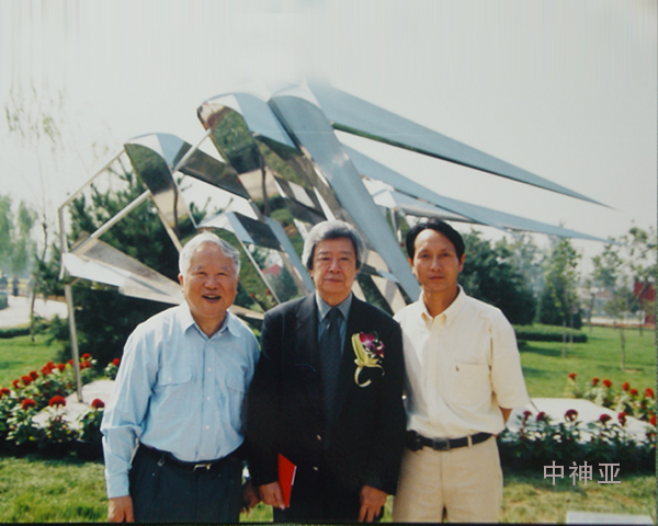 2002年與吳良鏞、文樓在一起.jpg