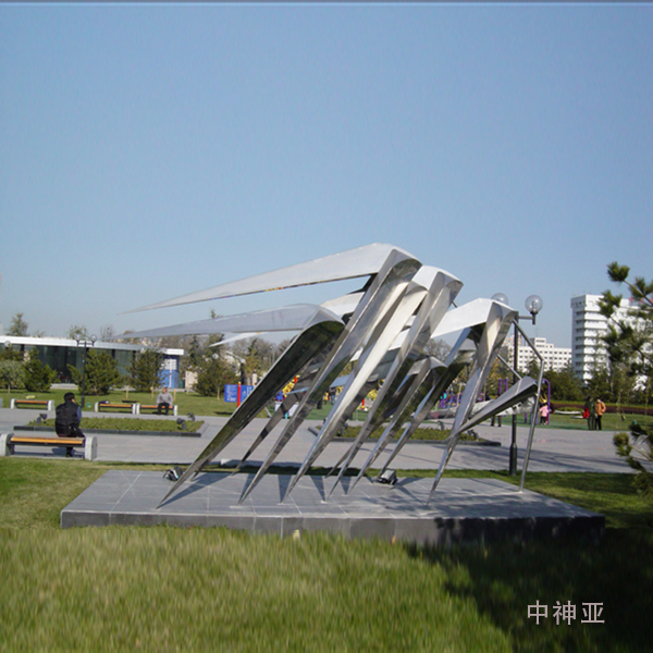 《凱風(fēng)》高3m 不銹鋼 設(shè)計(jì)：文樓 2002年 位于北京國際雕塑公園