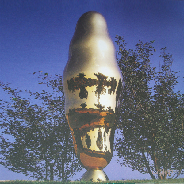 《站立的云》高3m 不銹鋼鍍鈦 設(shè)計(jì):隋建國(guó) 2002年 位于山東煙臺(tái)福山區(qū)