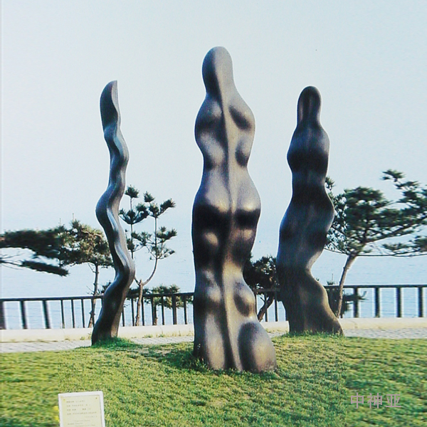 《三美神》高3m 鍛銅 設(shè)計：張偉 1996年 位于山東青島東海路