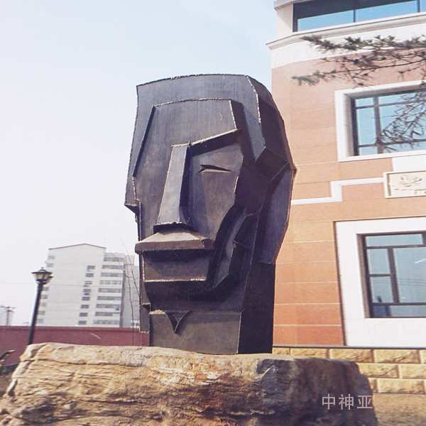 《魯迅》高2m 鋼板焊接 設(shè)計(jì)：熊秉明 2001年 位于北京現(xiàn)代文學(xué)館園區(qū)