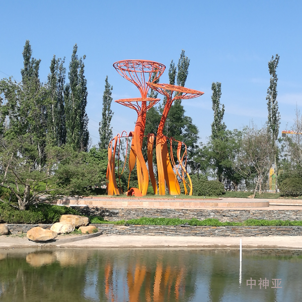 《蓮蓬》高9.5m 不銹鋼著色 設(shè)計(jì)：徐侃 2015年 位于山東濟(jì)南融匯文化創(chuàng)意生活城