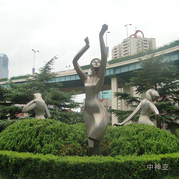 《嬉水少女》 高3m 不銹鋼 設(shè)計(jì):徐侃 1984年 位于上海虹橋開(kāi)發(fā)區(qū)中山西路和延安西路綠地,是國(guó)內(nèi)第一座不銹鋼雕塑