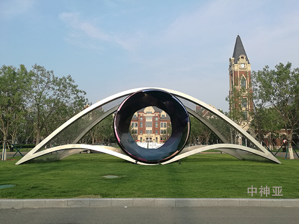 《夢之瞳》 高6m 寬20m 不銹鋼 設(shè)計：馮霄 習曉瑾 2015年 位于大廠影視創(chuàng)意產(chǎn)業(yè)園