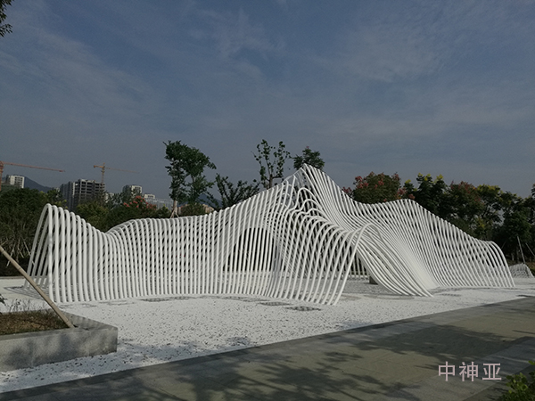 《富春山》 長(zhǎng)23.2m 寬13.9m 高6m 不銹鋼 設(shè)計(jì)：陳國(guó)東 2017年 位于杭州富陽(yáng)江濱西大道