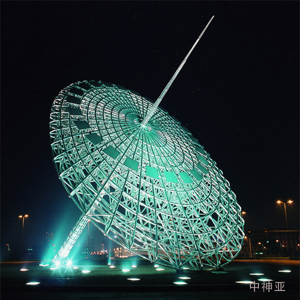 《東方之光》 長(zhǎng)35m 寬18m 高20m 不銹鋼 設(shè)計(jì):仲松 2000年 位于上海浦東世紀(jì)大道