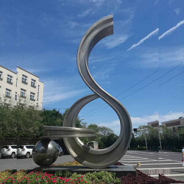 《暢通》高10m 不銹鋼 設(shè)計(jì)：王陽(yáng) 1998年 位于青島鐵路局